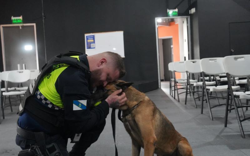Oficial Policía Municipal despide a Molly. 