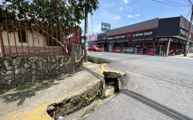 acera en el centro de desamparados 